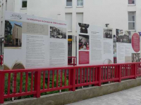 Les panneaux de l'exposition sur le bibliothèque
